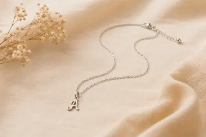 Collana con l'iniziale del bebè